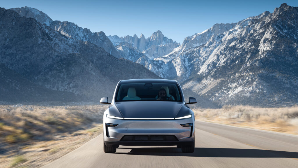 Tesla launching model Y in India, opened First Showroom in Mumbai टेस्ला भारत में मॉडल Y लॉन्च कर रही है, मुंबई में पहला शोरूम खोला